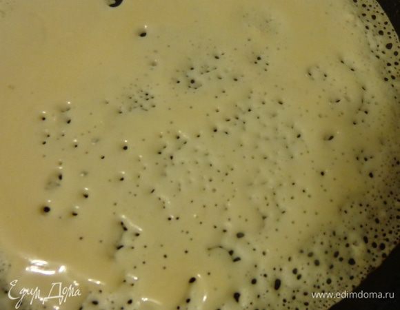 Сковородки смазать растительным маслом, раскалить. Печь блины! Раза два еще смазать сковородки маслом при необходимости. Блины будут с дырочками, тоненькие и очень вкусные!