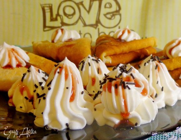 Блины универсальные, можно подавать с любыми наполнителями. Я для своих сладкоежек взбила сливки. 
Приятного аппетита!