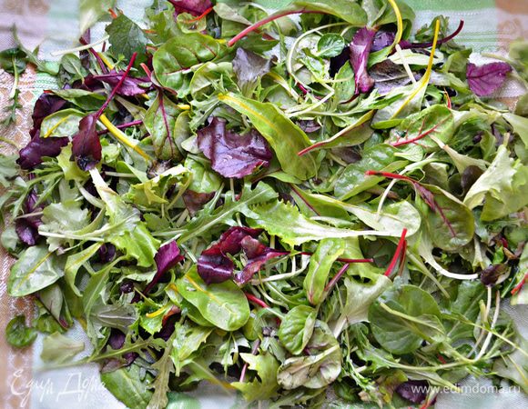 Листья салата помойте, просушите на полотенце.