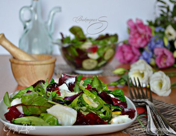 Все необходимые приготовления сделаны, можно "собирать" салат. Смешайте рыбу, огурцы, листья салата, кубики желе, приправить солью, перцем и ароматным лимонным оливковым маслом. При желании можно капнуть несколько капель бальзамического уксуса. Приятного вам аппетита!
