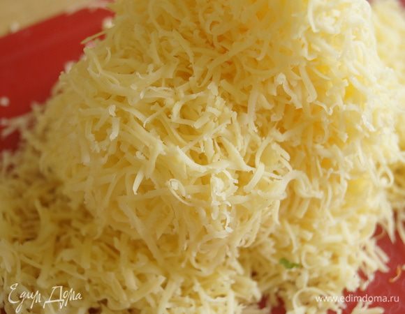 Сыр натереть на мелкой терке.