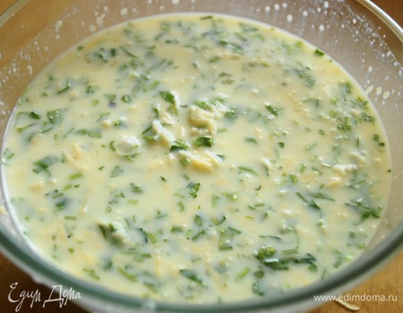 Налить в глубокую чашу подогретое молоко и растворить в нем соль и сахар, добавить по одному яйца, хорошо взбить венчиком.

Добавить тертый сыр и рубленную зелень, перемешать. Для более пикантного и острого вкуса можно добавить 1 зубчик чеснока, пропущенного через пресс.