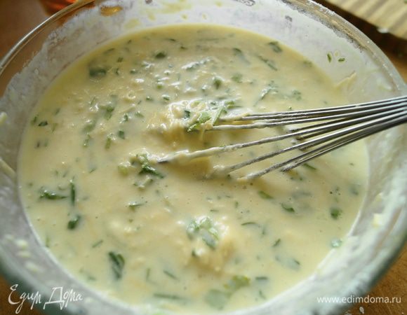 Влить 2 ст.л. растительного масла.

Муку смешать с разрыхлителем и небольшими порциями подмешать в блинное тесто. Промешивать нужно хорошо, чтобы мука не образовалась в комочки. Если покажется, что муки слишком много, то можно разбавить тесто небольшим количеством молока, или положить немного меньше муки.