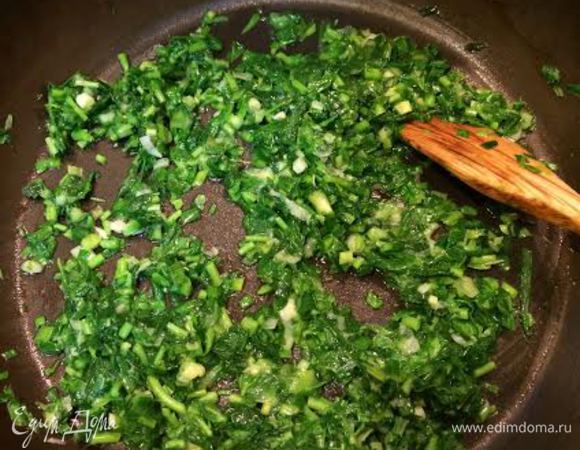 Тархун мелко порезать и добавть к луку.