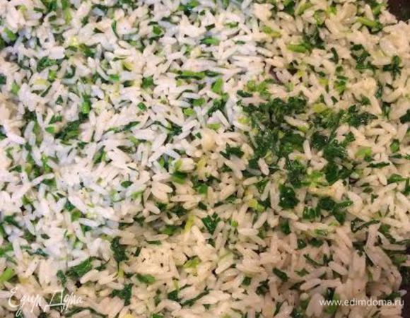 Добавить вареный рис, посолить, поперчить и перемешать.