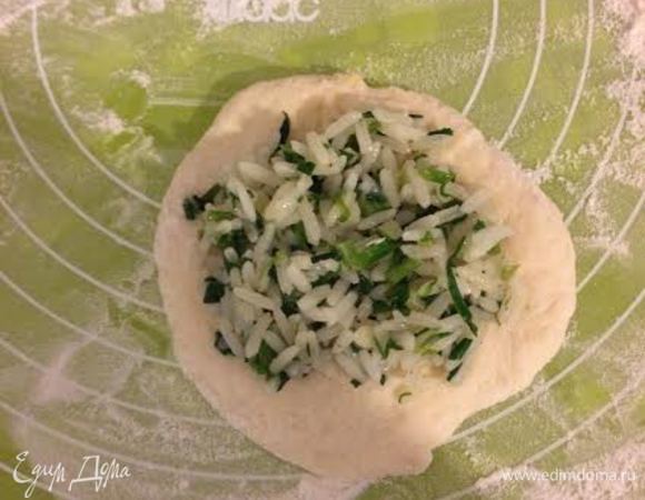 Берем 1 ст.л теста, формируем лепешку, кладем начинку и лепим пирожок.