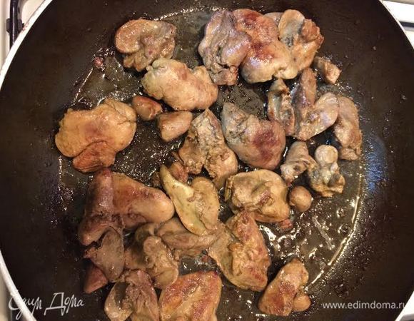 Печень и сердце обжарить на подсолнечном масле.