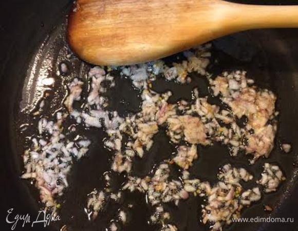 Лук мелко порубить (он не должен чувствоваться в готовом блюде) и потушить.