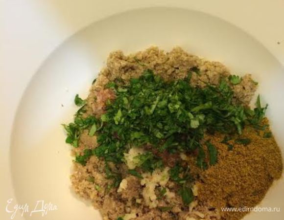 Орехи пропустить через мясорубку. Теперь самое главное) У нас продается приправа харчо-сунели. Нам понадобится 1 ст.л.,но если вы ее не сможете найти, ее можно сделать так: смешать все те сунели, которые я указала и от общего количества отмерить 1 ст.ложку. К орехам добавить сунели, лук, чеснок, кинзу, соль, перец, уксус и начать вымешивать руками, постепенно добавляя горячую воду.