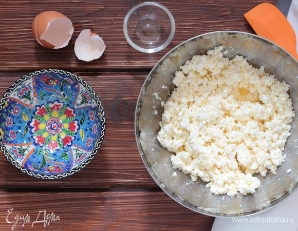 В миске соедините творог с яйцом, добавьте 1 ст.л. сахара, щепотку соли и все хорошо перемешайте. Сформируйте сырники, и обваляйте в муке.