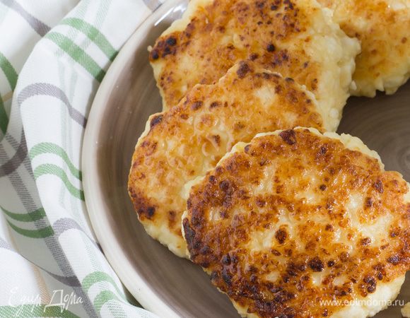 Разогрейте в сковороде оливковое масло и обжаривайте сырники с двух сторон, до золотистой корочки. Поставьте сковороду с сырниками в разогретую духовку на 10 минут.