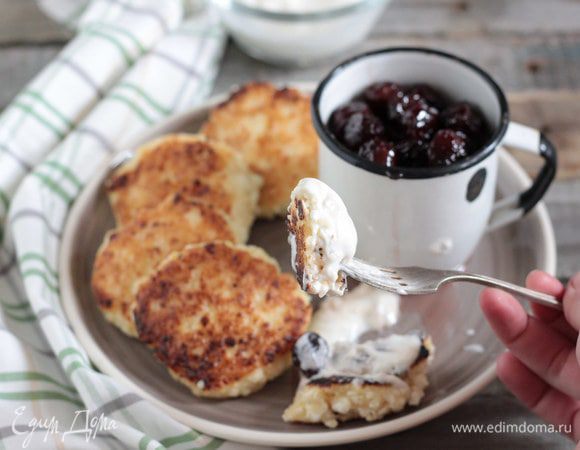 Подавайте сырники с вишневым соусом и сметаной. Приятного аппетита.
