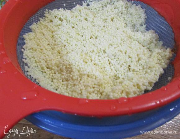 Меняя несколько раз воду, промыть пшено. Затем залить его крутым кипятком и оставить на 5 минут. Затем откинуть на сито и еще раз хорошо промыть.