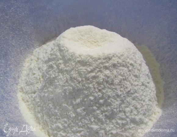 Приготовить блинчики. Муку просеять.