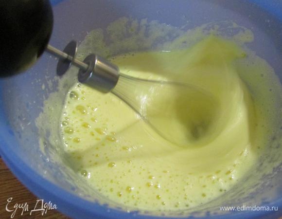 Яйца и сахар взбить до белой однородной массы.