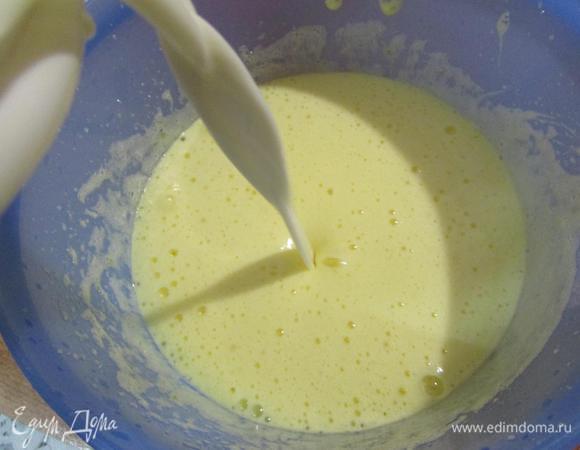 Влить постепенно молоко, продолжая взбивать на маленькой скорости.