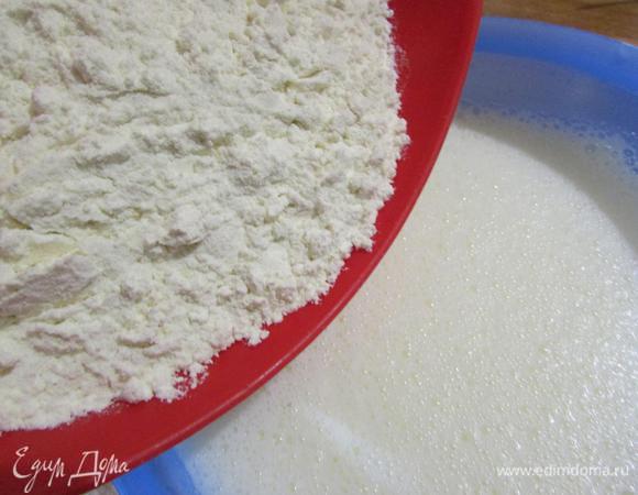 Всыпать муку. 
