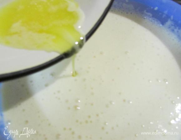 Влить растопленное сливочное масло.