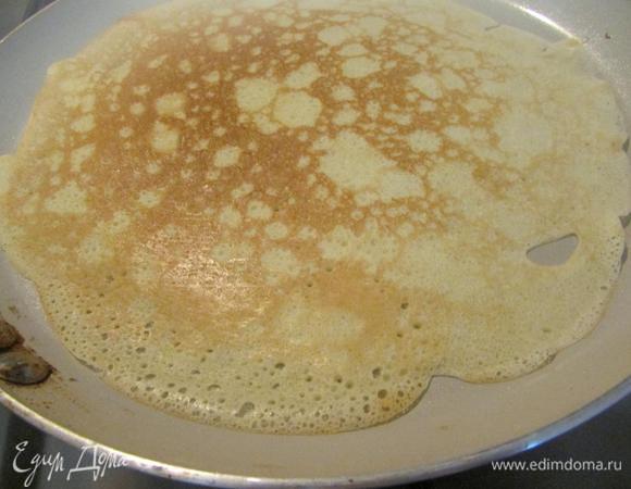 Блинчики выпекать на раскаленной сковородке с обеих сторон. Готовые блинчики смазать сливочным маслом или держать в кастрюльке под крышкой.