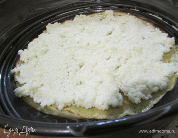 Форму для запекания (хорошо, если форма для запекания и сковорода равны по диаметру) смазать сливочным маслом. Выложить пару блинчиков. Затем — слой каши, снова блинчики. Повторите несколько раз, последним слоем должны быть блинчики. 