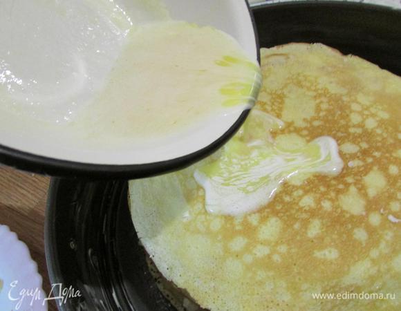 Бабку полить растопленным сливочным маслом. И отправить в разогретую духовку (180°C). Выпекать 20-25 минут.