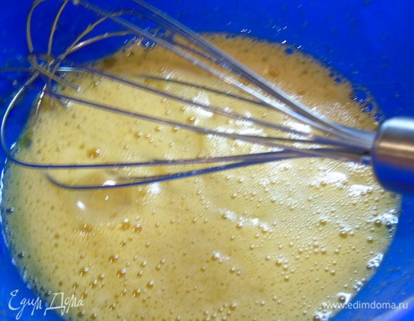 Яйца взбейте венчиком с сахаром.