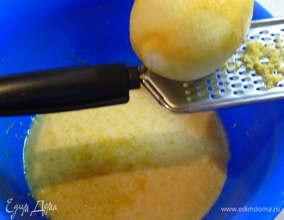 Добавьте цедру и щепотку соли.