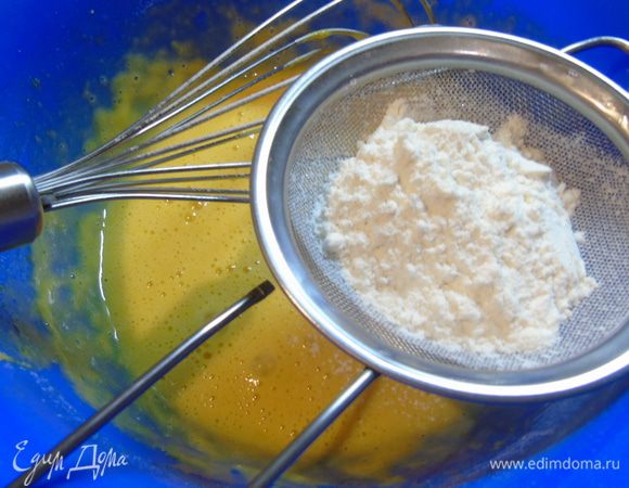 Затем все время помешивая, добавьте частями просеянную муку. 