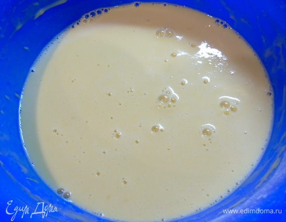 Все также мешая венчиком, введите молоко. Добавьте масло и перемешайте. Накройте тесто и отправьте в холодильник на 30 минут "отдохнуть".