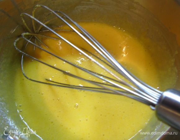 Пока тесто отдыхает, приготовим крем: в сотейнике смешиваем яйца, сахар и ваниль. Добавляем крахмал и снова перемешиваем.