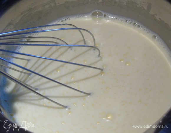 Вливаем молоко и ставим на огонь, помешивая венчиком, варим крем до загустения.
