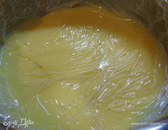 Чтобы не образовывалась корка, накройте пленкой, так чтоб она касалась поверхности крема. Я для быстроты студила на ледяной бане.