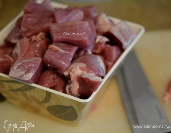 Свинину плечевая часть нарезать крупно кубиками.