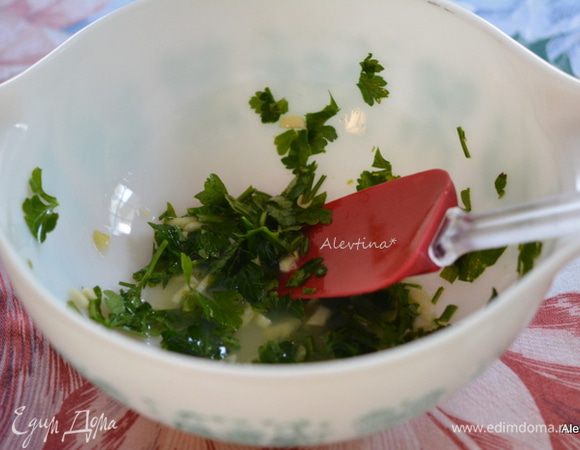Нарезать свежую петрушку и выложить в глубокое стеклянное блюдо. Добавить лимонный сок, нарезанный чеснок.