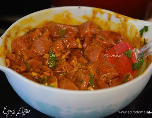 Добавить в блюдо с петрушкой свинину кубиками и остывшую смесь с пряностями. Перемешать. Закрыть пленкой. Поставить в холодильник на ночь.