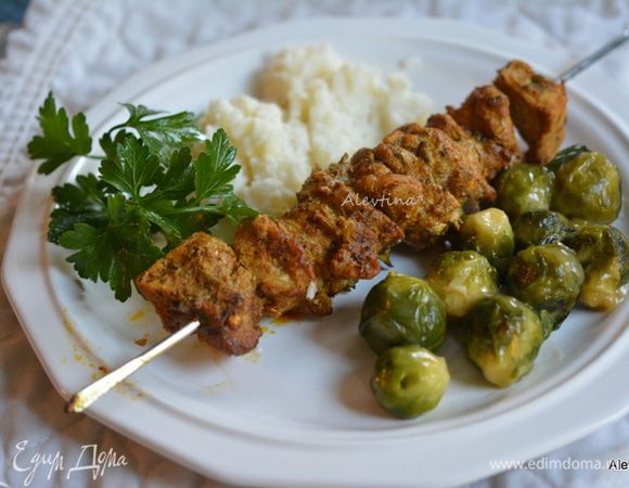 Подаем готовый кебаб с овощами и гарниром овощным по желанию. Приятного аппетита.