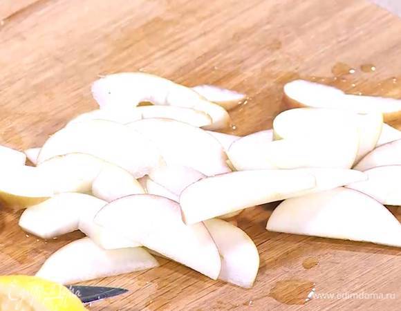 Из половинки лимона выжать сок и слегка сбрызнуть нарезанное яблоко.