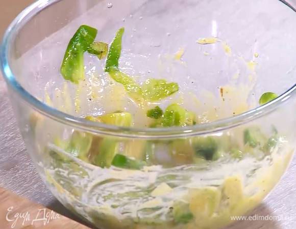 Капусту переложить в глубокую посуду, добавить горчицу, полить яблочным уксусом, ореховым маслом, оставшимся лимонным соком, посолить, поперчить и все перемешать.