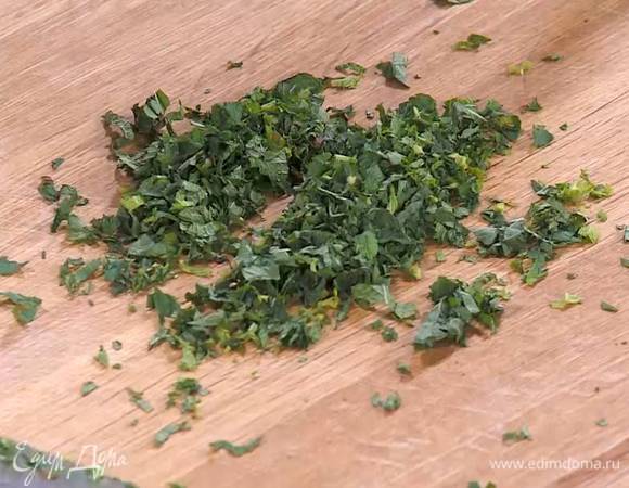 Мяту мелко порубить, базилик порвать руками.