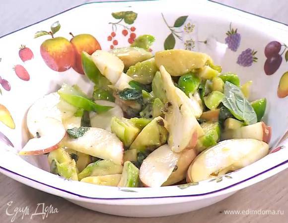 К капусте добавить яблоко, мяту, базилик и все перемешать. Выложить салат в тарелку и посыпать фундуком.