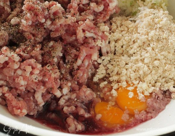 Свинину и куриное филе пропустить через мясорубку вместе с репчатым луком, добавить сухое красное вино, хлебные крошки, яйцо (мне попалось с двумя желтками), посолить и поперчить по вкусу.