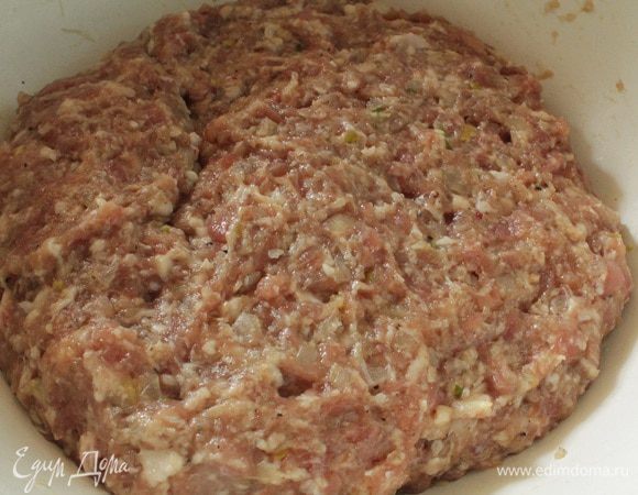 Фарш хорошо перемешать и слегка отбить, убрать в холодильник, пока будем готовить начинку.