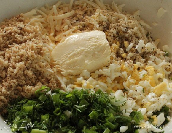 Брынзу и одно вареное яйцо натереть на крупной терке, добавить молотые грецкие орехи, размягченное сливочное масло, рубленую зелень лука и укропа, щепотку молотого перца. По желанию можно добавить зубчик измельченного чеснока.