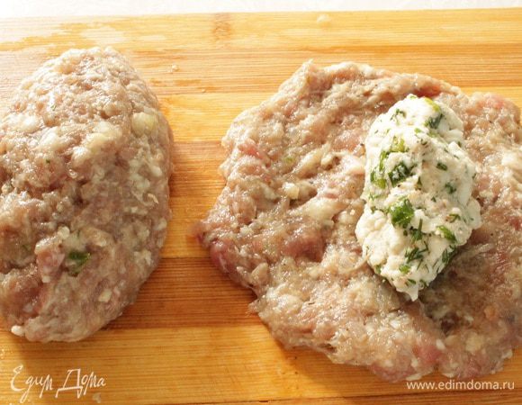 В отдельной посуде взбить два яйца с щепоткой соли, смешать кукурузную и муку. Из фарша мокрыми руками формуем лепешку, выкладываем на середину фарш и формуем продолговатую котлету-зразу.