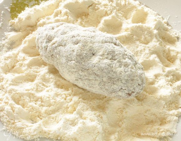 Каждую зразу обвалять в мучной смеси.