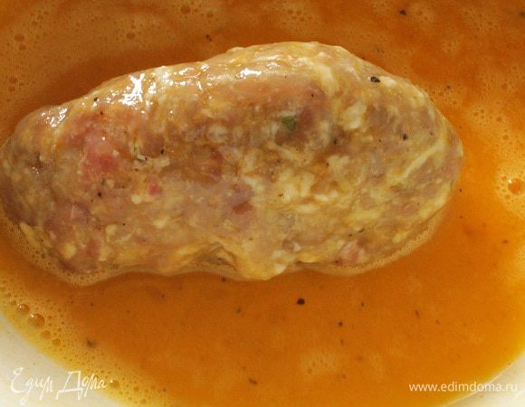 Затем окунуть в яичную смесь. Обжарить на растительном масле на среднем огне сначала с одной стороны до золотистой корочки, затем перевернуть и обжаривать уже под слегка приоткрытой крышкой.