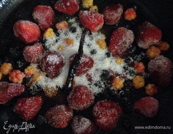 Ягоды положить на теплую сковороду с маслом, насыпать сахар, и у меня осталась от предыдущих десертов веточка ванили без семян и я ее тоже туда положила.
Ягоды берите на свой вкус, я взяла клубнику, чернику, смородину и морошку.
Как ягоды станут мягкими и жидкость на половину выпарится, наливаем коньяк и аккуратно поджигаем, и даем вывариться спирту.