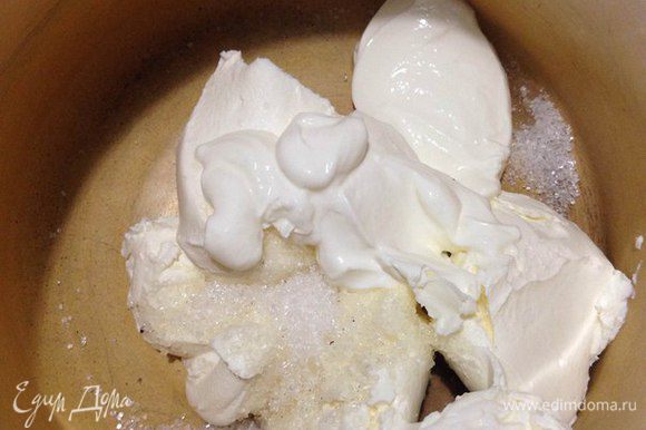 Делаем крем: маскарпоне, сметану и сахар смешиваем блендером до растворения сахара.