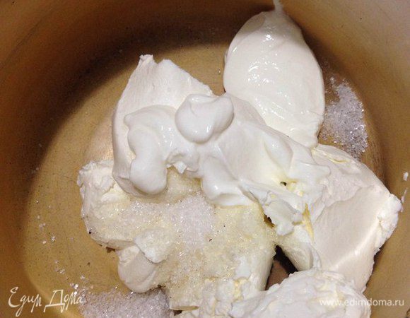 Делаем крем: маскарпоне, сметану и сахар смешиваем блендером до растворения сахара.
