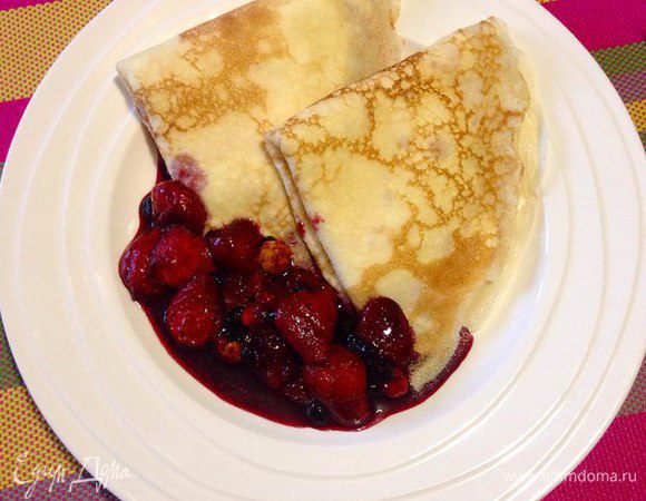 Кладем в блинчики крем и поливаем фламбированными ягодами.
Приятного чаепития!
